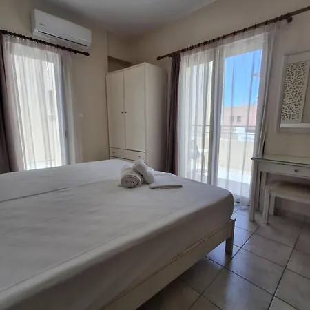 Lola's Platanias (Crete)