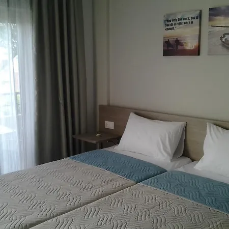 Aparthotel Lola's 2*